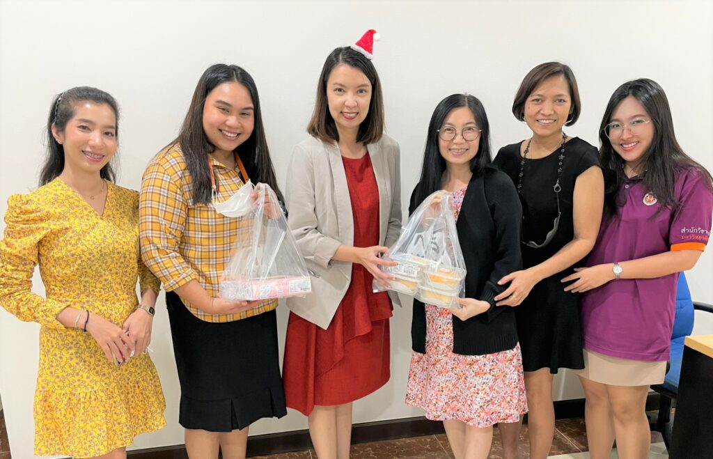 วิทยาลัยนานาชาติ ม.วลัยลักษณ์ นำโดยรองคณบดี อาจารย์ ดร.สุชิตา มานะจิต์ และบุคลากรร่วมสวัสดีปีใหม่ 2566 หน่วยงานต่าง ๆ ในมหาวิทยาลัยวลัยลักษณ์ 😍🥰 ขอบคุณขนมอร่อยๆจาก 🥰 เค้กท่าปาบ ร้านเบเกอรี่และของฝากจังหวัดตรัง