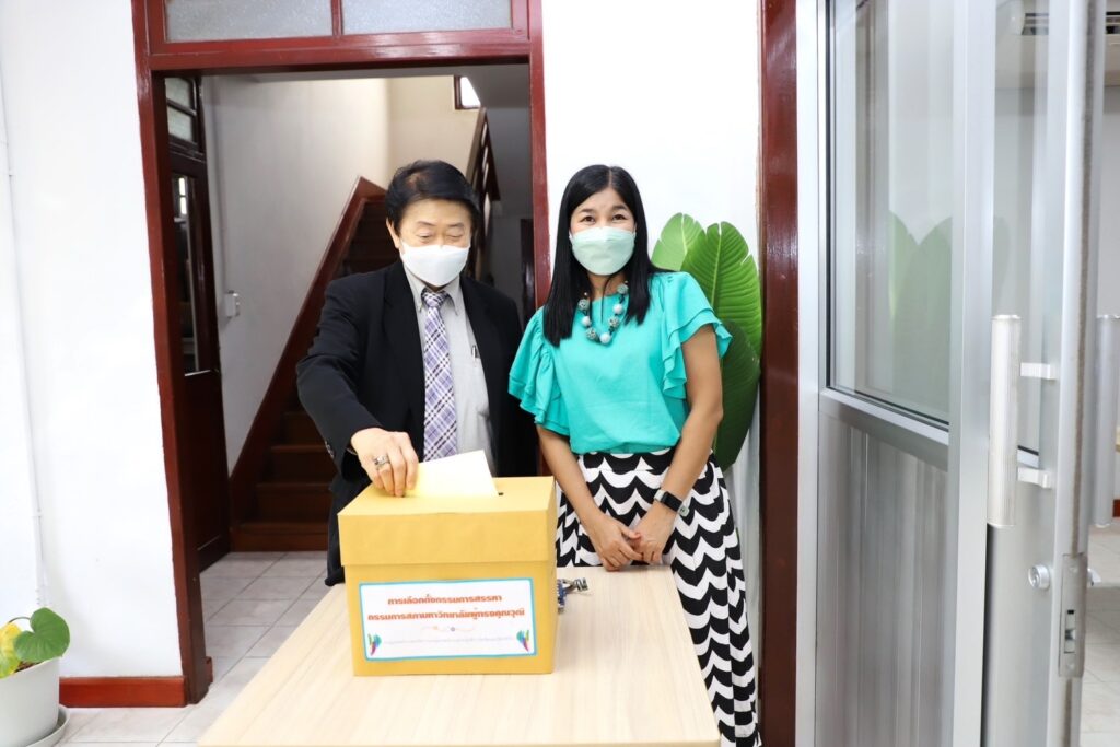 The dean of the International College exercised the right to vote in the election of members of the University Council's selection committee