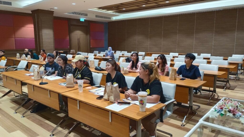 WUIC and CAS Organise Tha Sala Global Neighbour’s English for Restaurant Professionals Workshop for Restaurants in front of Walailak University