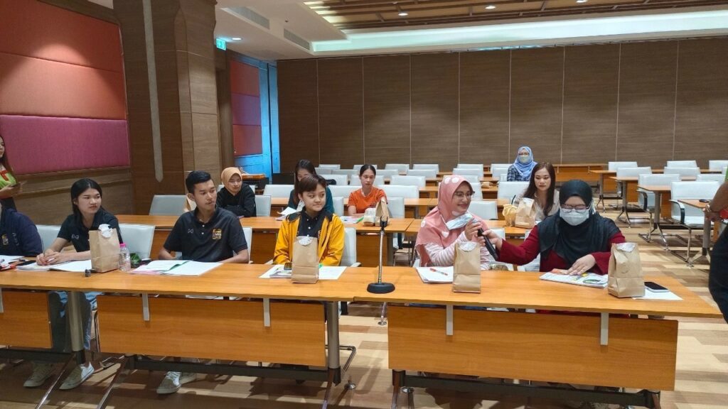 WUIC and CAS Organise Tha Sala Global Neighbour’s English for Restaurant Professionals Workshop for Restaurants in front of Walailak University