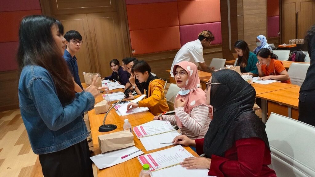 WUIC and CAS Organise Tha Sala Global Neighbour’s English for Restaurant Professionals Workshop for Restaurants in front of Walailak University