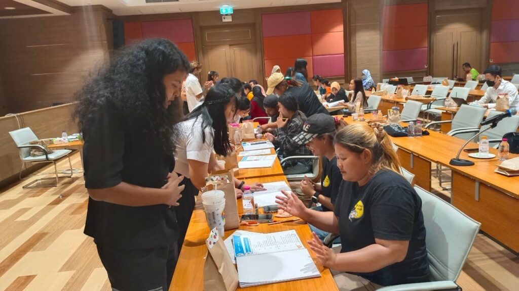 WUIC and CAS Organise Tha Sala Global Neighbour’s English for Restaurant Professionals Workshop for Restaurants in front of Walailak University