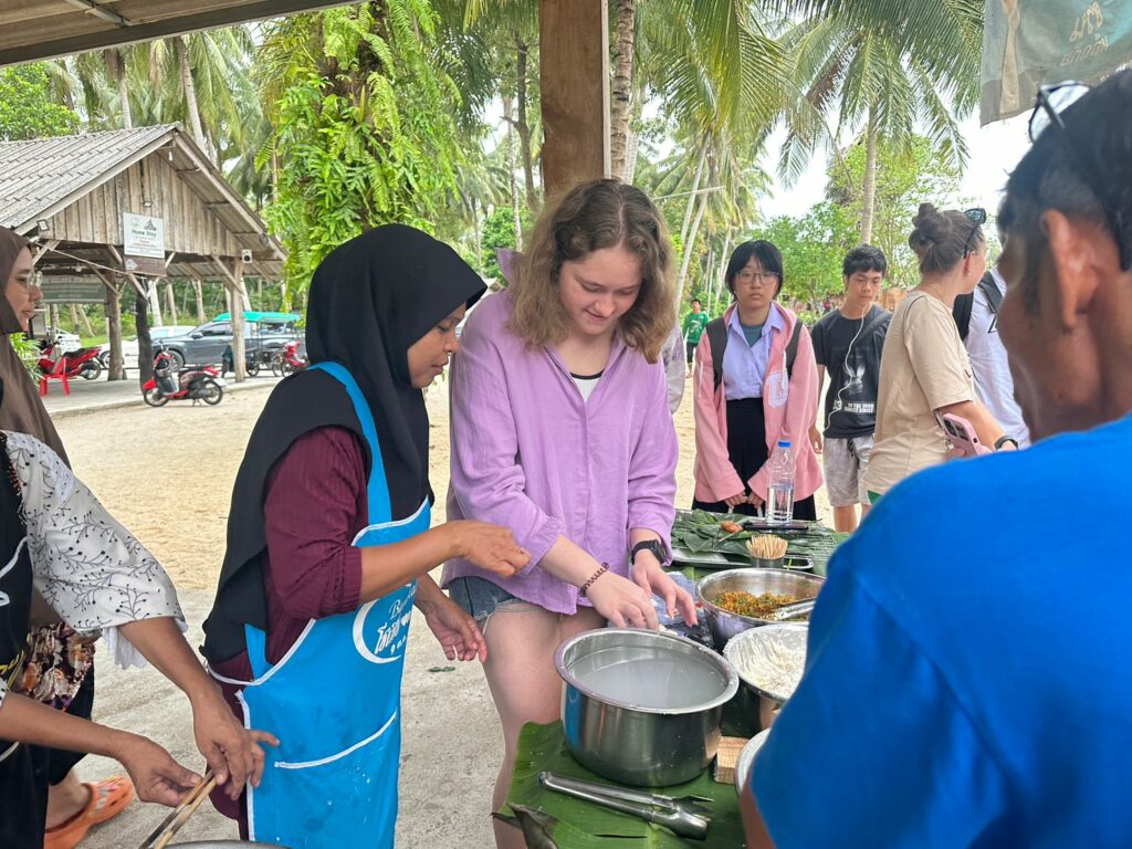 WUIC Embraces Eco-Consciousness in "WUIC Smile at Banlaem Community"