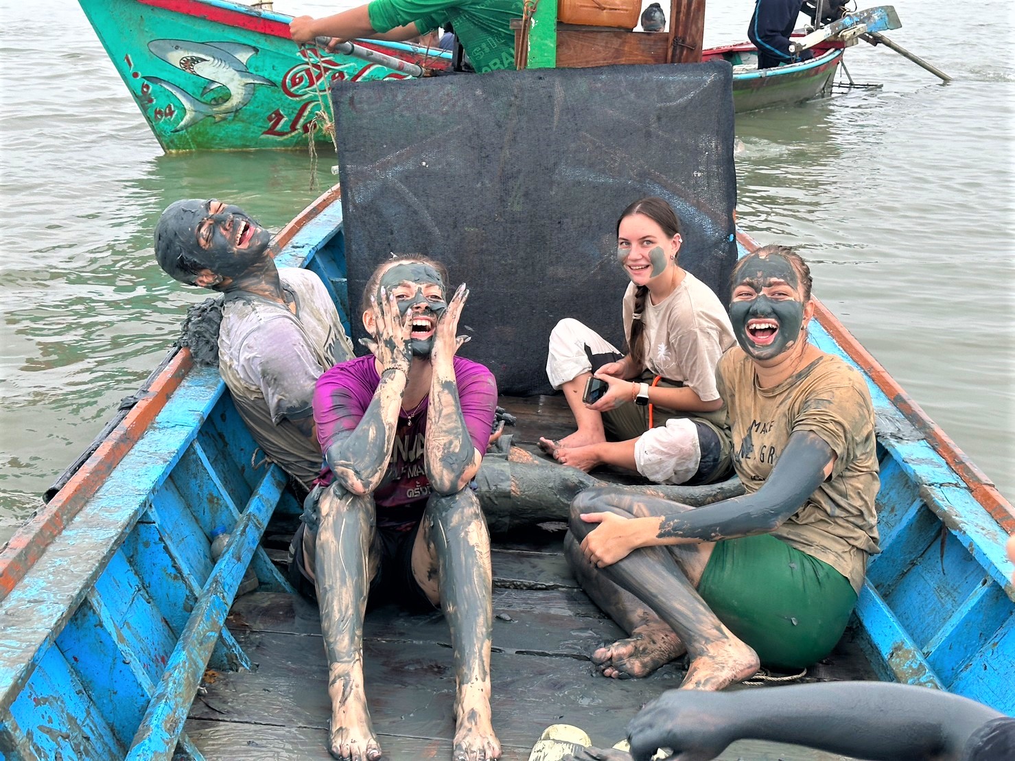 WUIC Embraces Eco-Consciousness in "WUIC Smile at Banlaem Community"