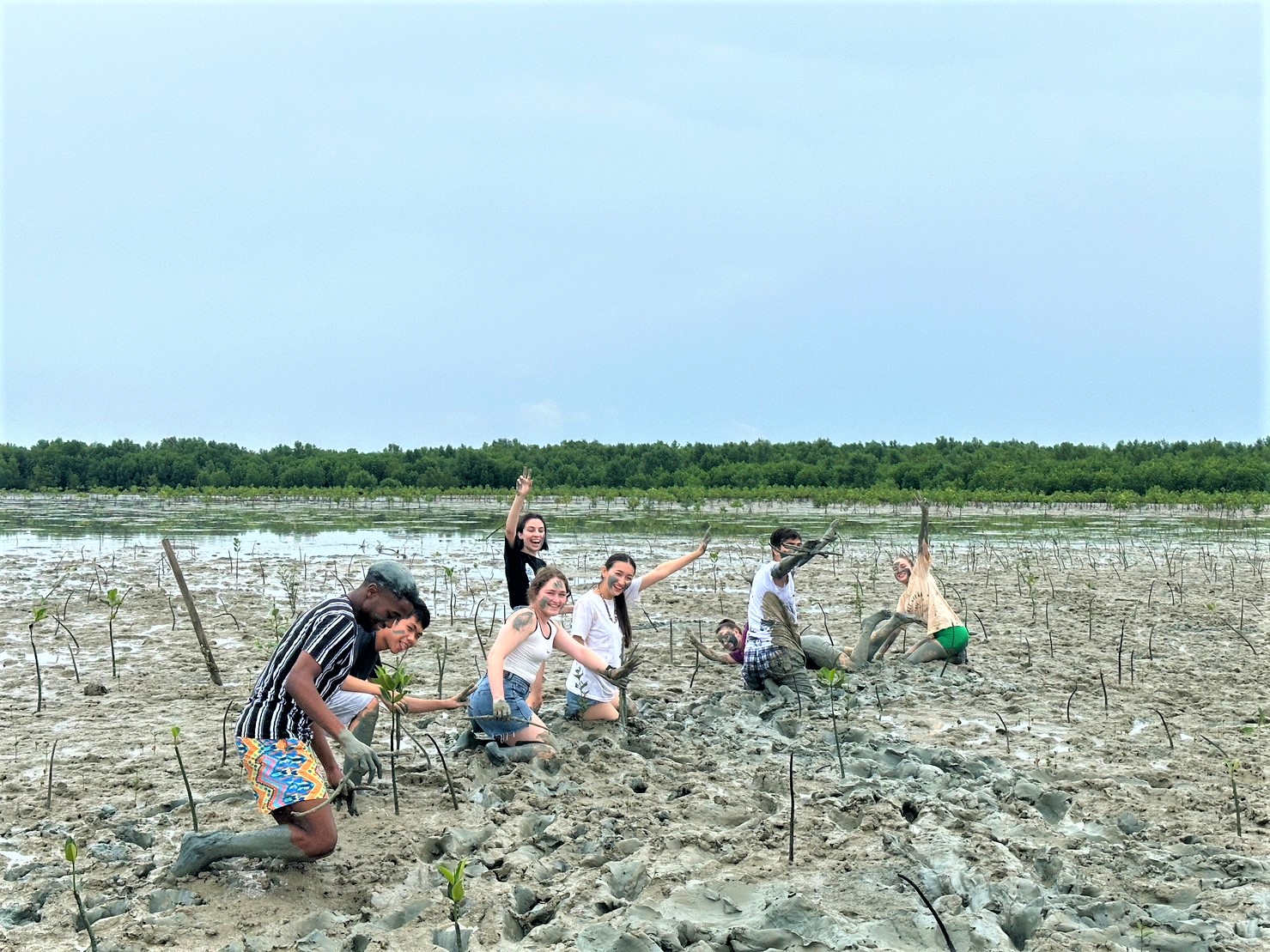 WUIC Embraces Eco-Consciousness in "WUIC Smile at Banlaem Community"