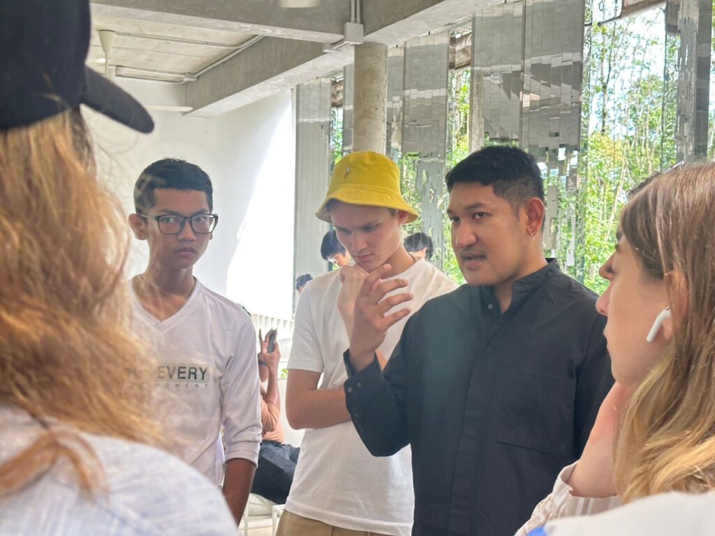WUIC Students Gain Real-World Insights on Business and Management Through Local Community Field Trip