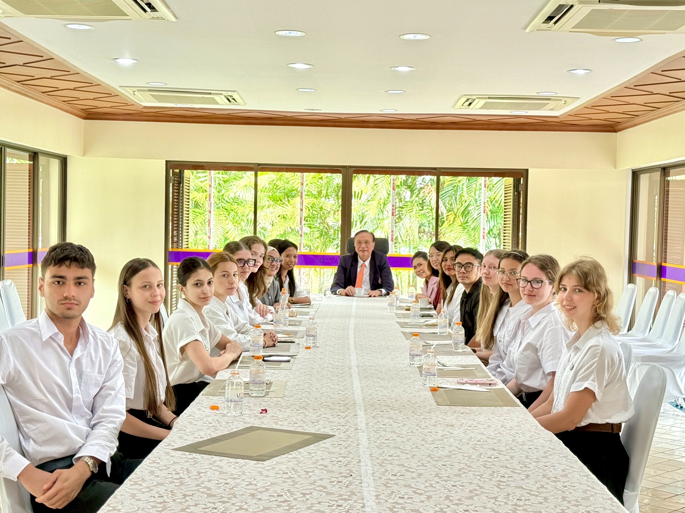 Also in attendance were administrators and lecturers from Walailak University International College (WUIC), including Asst. Prof. Dr. Phatnarin Supakorn, Dean of WUIC, along with international college faculty members. The group engaged in friendly conversation and academic exchange with the students, reflecting the university’s strong commitment to internationalization and its continued efforts to foster global academic partnerships.